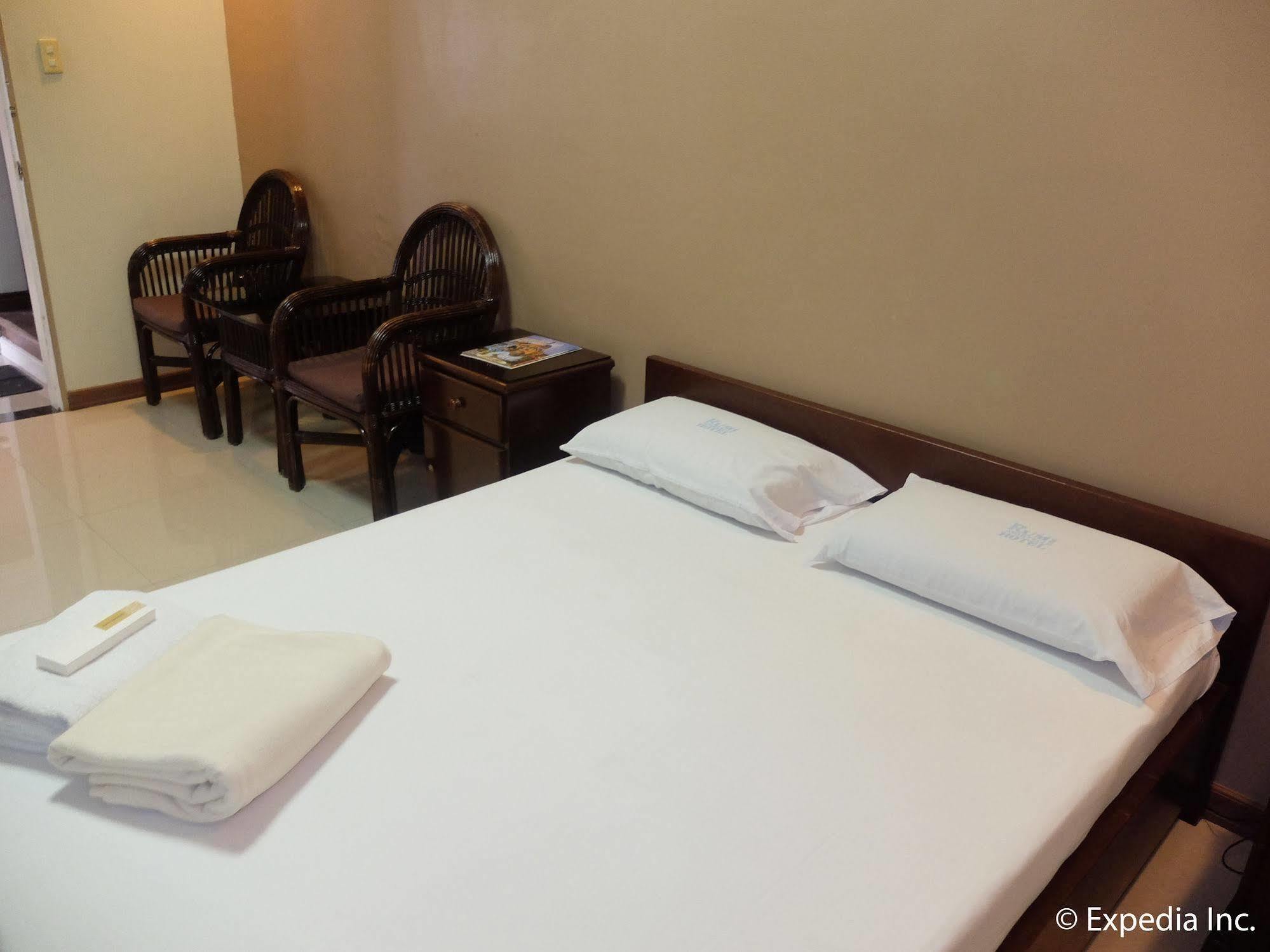 Rumi Apartelle Hotel Angeles Buitenkant foto