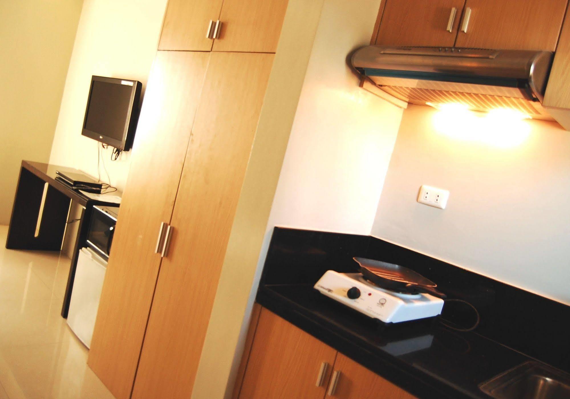 Rumi Apartelle Hotel Angeles Buitenkant foto