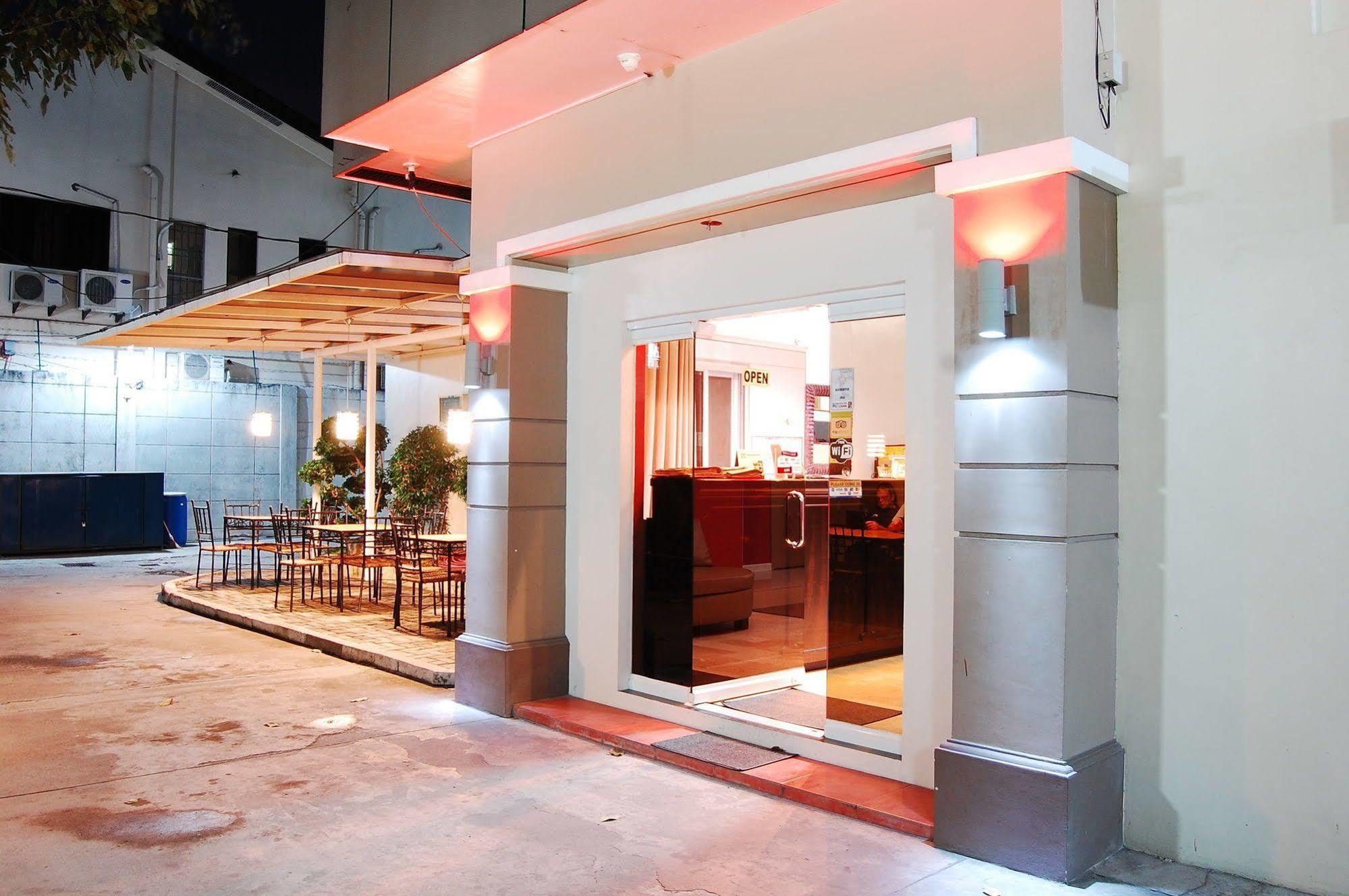 Rumi Apartelle Hotel Angeles Buitenkant foto