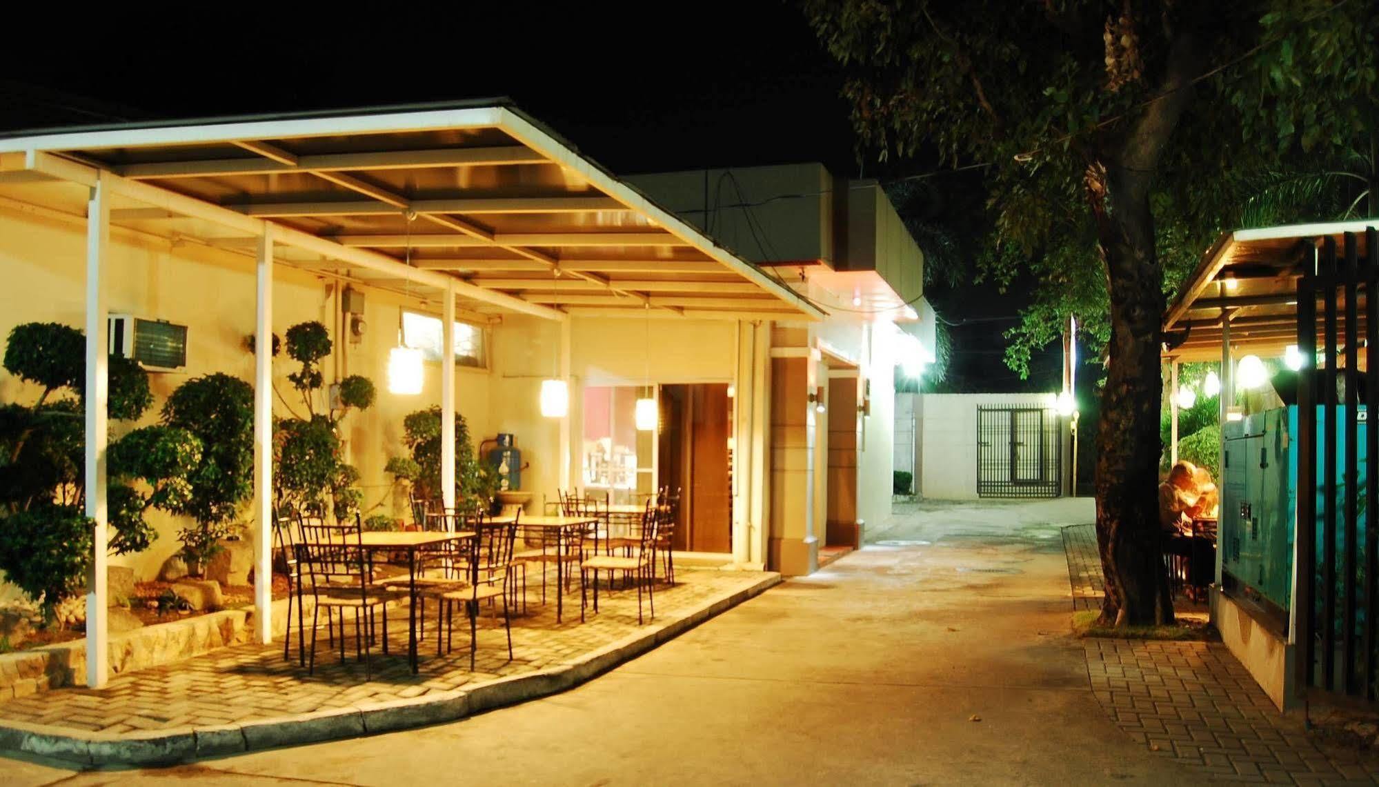 Rumi Apartelle Hotel Angeles Buitenkant foto