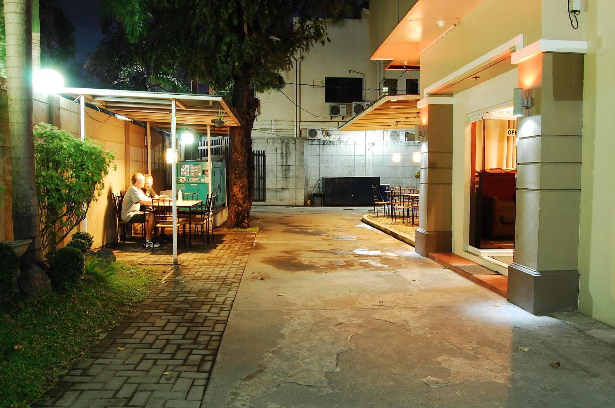 Rumi Apartelle Hotel Angeles Buitenkant foto